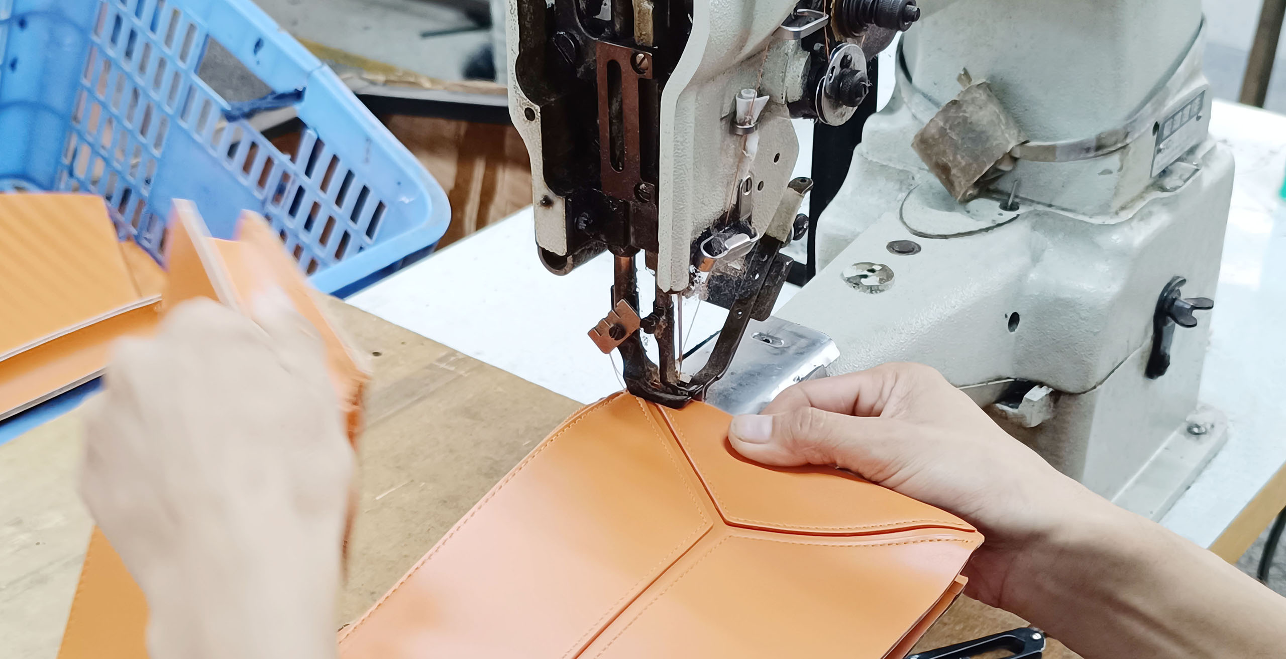 Cylinder bed compound feed lockstitch sewing machine