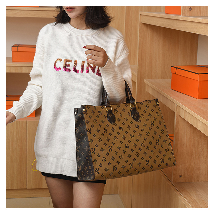large women's tote bag with zipper